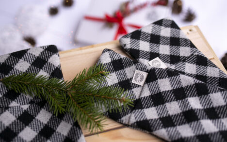 Rankų darbo kumštinės pirštinės JUODA BALTA