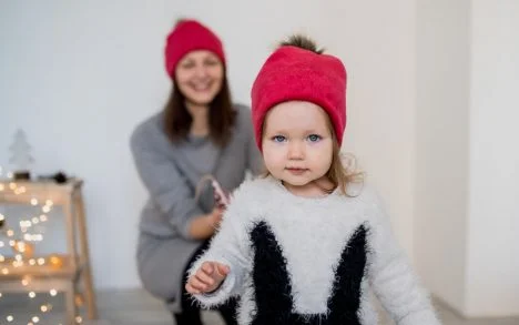 Raudona šilta mergaitiška kepurė su bumbulu