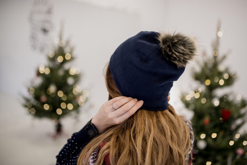 Mėlyna moteriška kepurė su bumbulu žiemai
