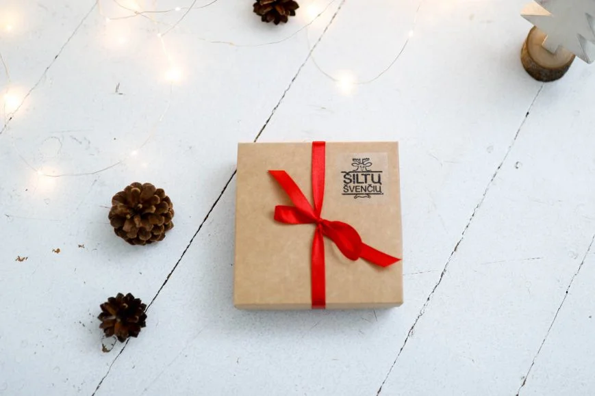 Kalėdinė rankų darbo dovana - vilnos pirštinės dėžutėje